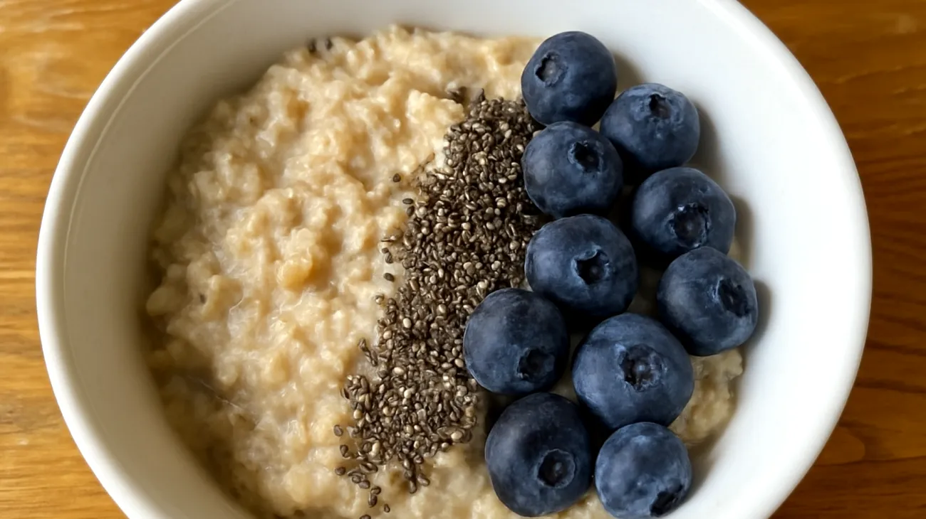 Porridge di avena con semi di chia e mirtilli"