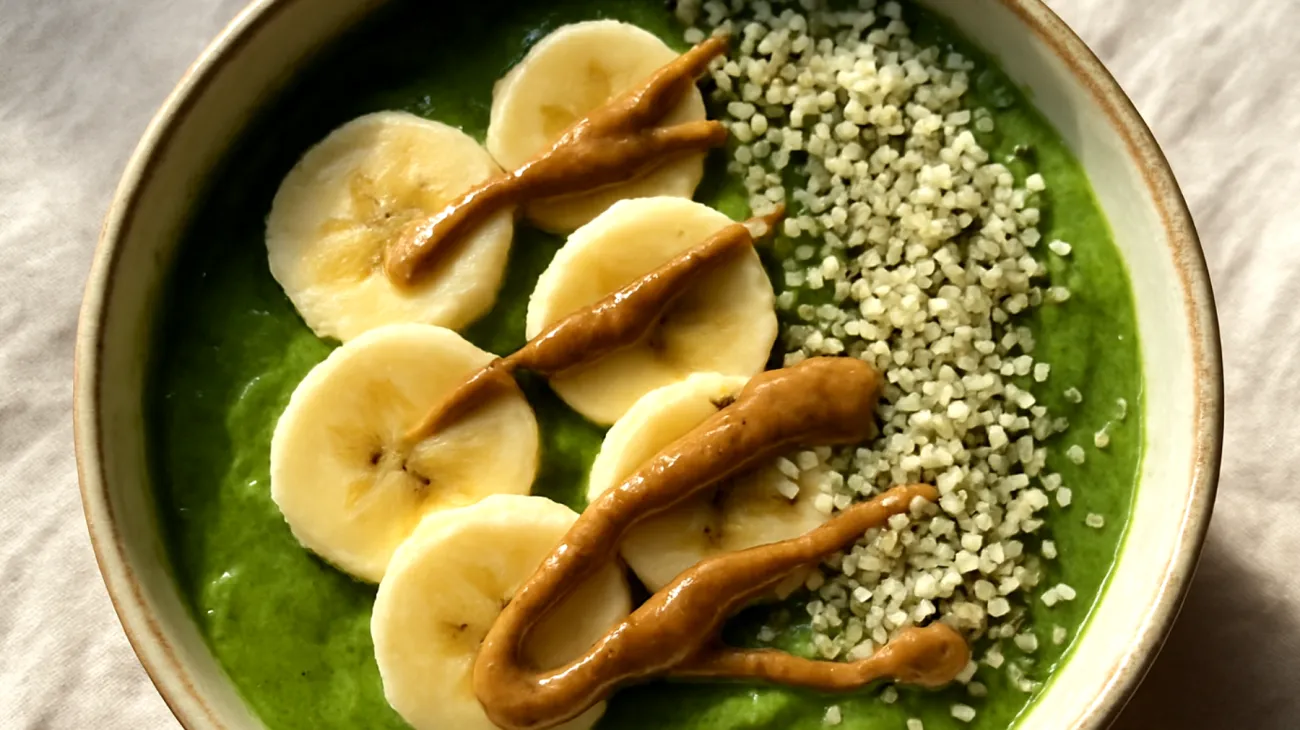 Smoothie bowl con spirulina, banana, semi di canapa e burro di mandorle"