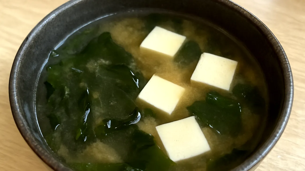 Zuppa di miso con alghe wakame e tofu"